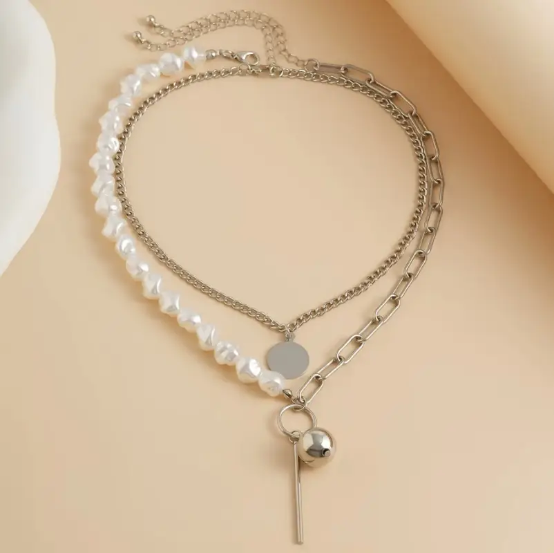 Колье на шею с жемчугом и застежкой многослойное серебристое