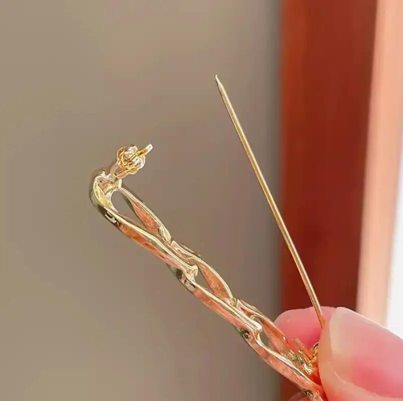 Брошь Звенья золотистая