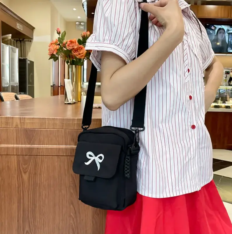 Сумка кросс-боди с бантиком черная Сумка кросс-боди с бантиком черная