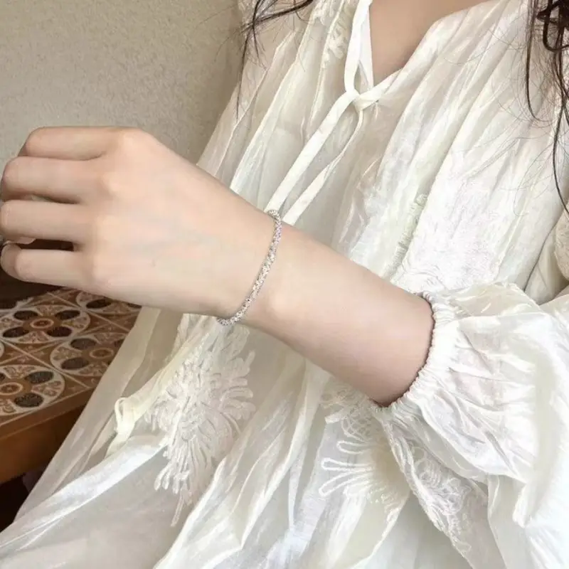 Браслет на руку с прозрачными кристаллами