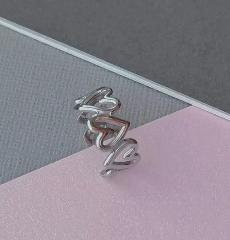 Кольцо с сердечками серебристое