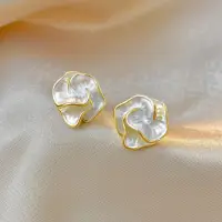 Серьги-гвоздики в виде цветка серебристые