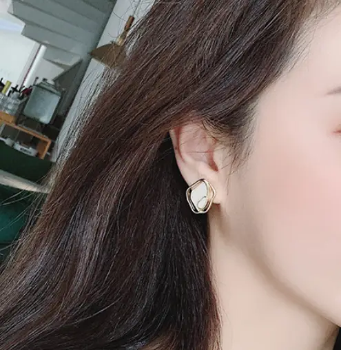 Серьги гвоздики бежевые