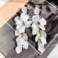 Серьги длинные Цветы белые золотистые