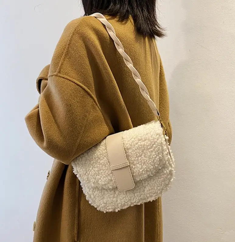 Сумка кросс-боди на плечо меховая белая Сумка кросс-боди на плечо меховая белая