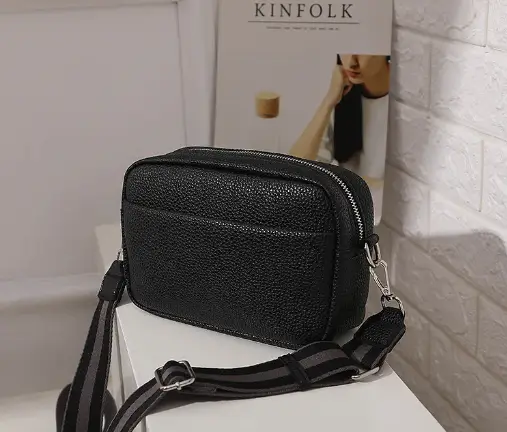 Сумка на плечо с цветным ремешком экокожа черная Сумка на плечо с цветным ремешком экокожа черная