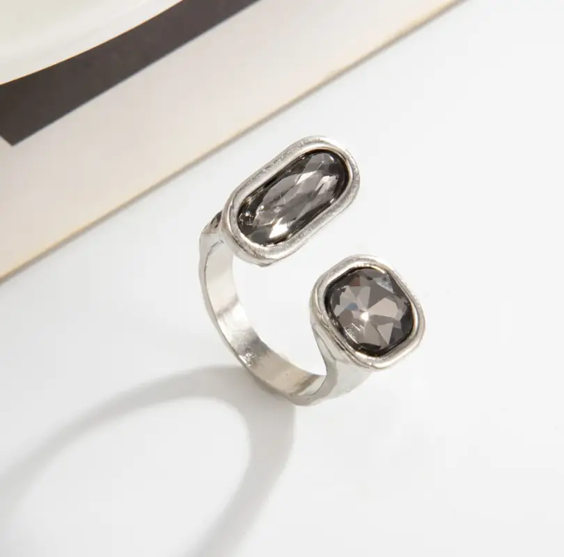 Кольцо с серыми камнями регулируемое серебристое