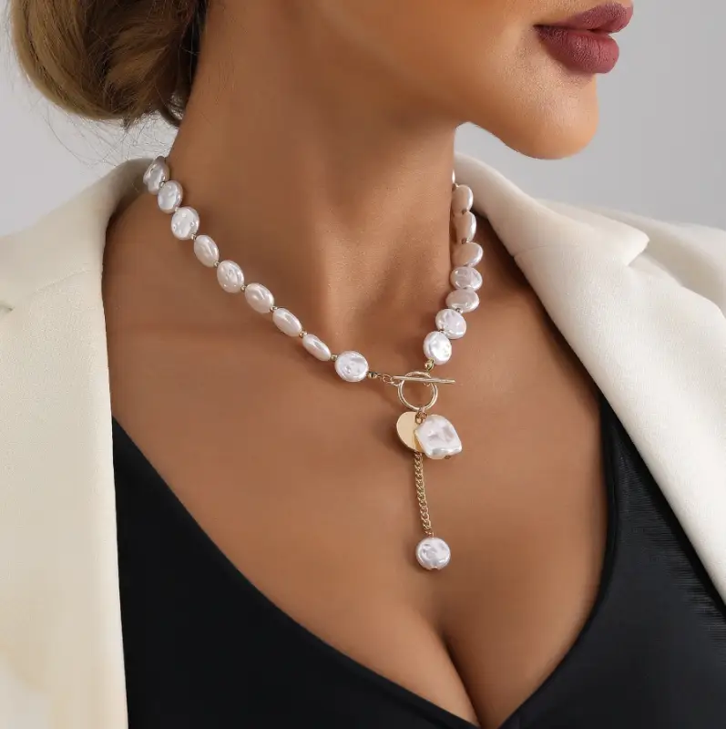 Колье на шею с жемчугом и застежкой золотистое