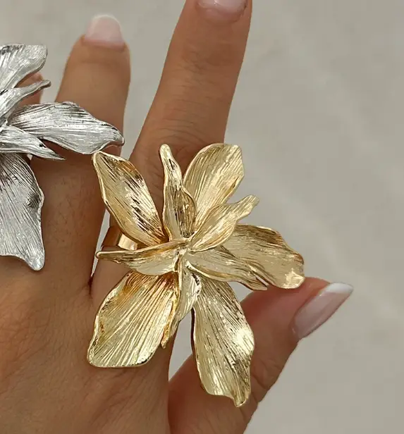 Кольцо массивное Цветок регулируемое золотистое