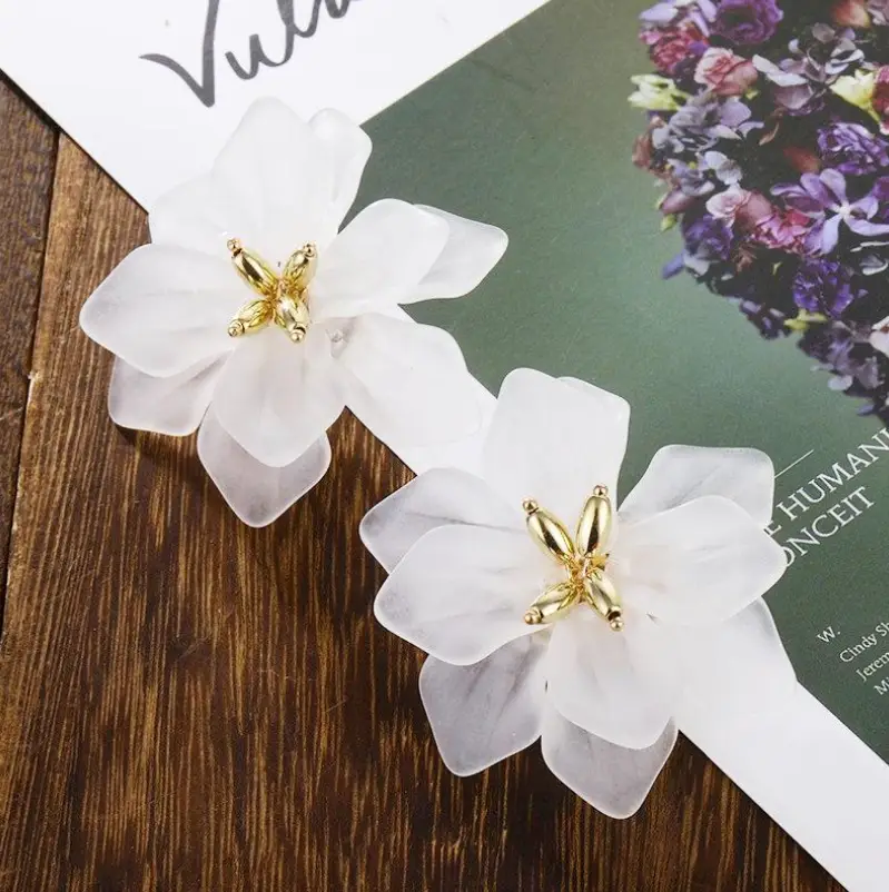 Серьги пусеты Белые цветы золотистые