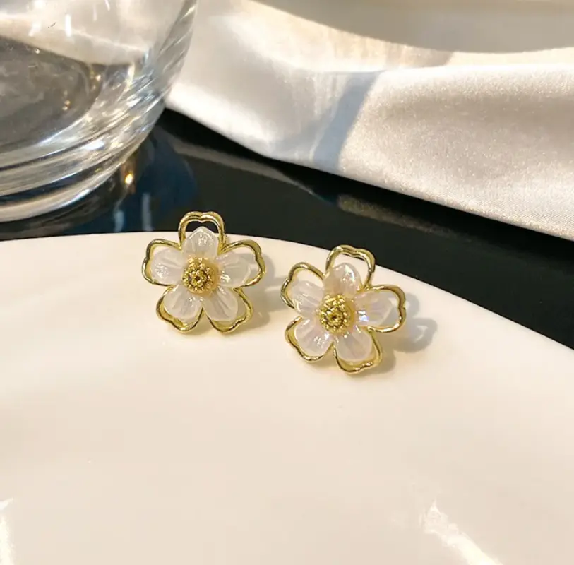 Серьги-гвоздики Цветы белые золотистые