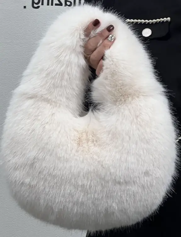 Сумка меховая на плечо зимняя белая Сумка меховая на плечо зимняя белая