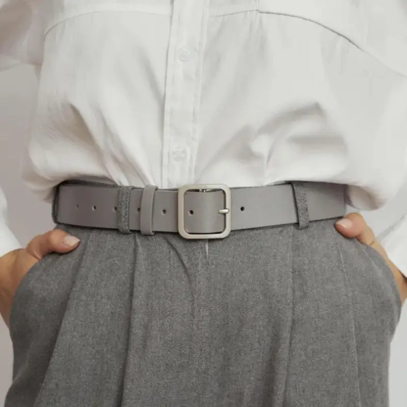 Ремень серый с серебряной пряжкой 100 см Ремень серый с серебряной пряжкой 100 см
