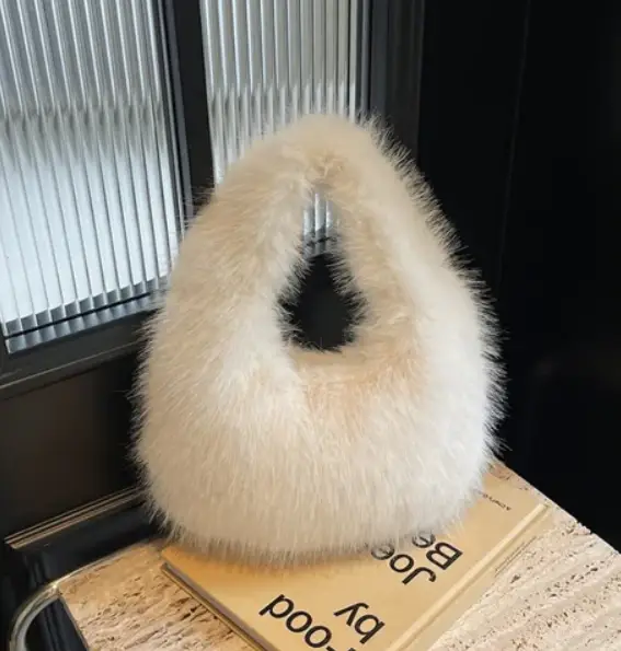 Сумка меховая на плечо зимняя белая Сумка меховая на плечо зимняя белая