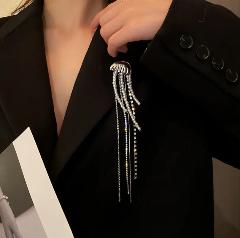 Брошь Медуза со стразами и жемчугом 20 см