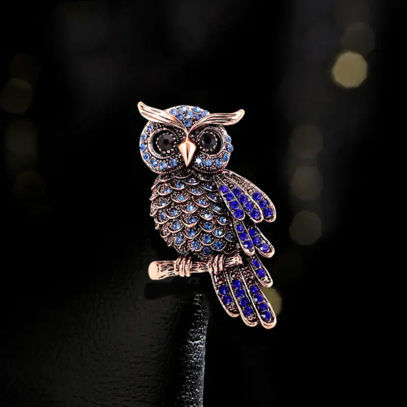 Брошь Сова с голубыми и синими камнями Брошь Сова с голубыми и синими камнями