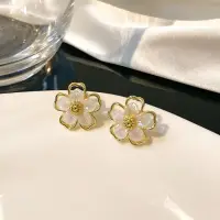 Серьги-гвоздики Цветы белые золотистые