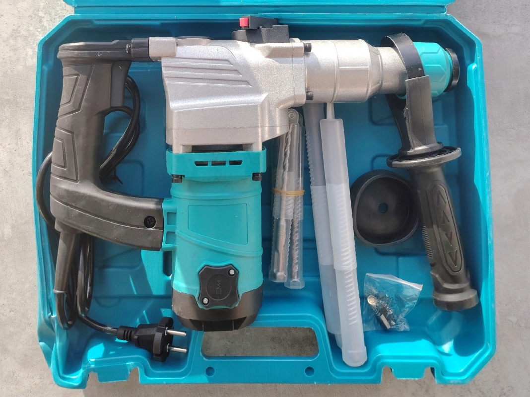 Перфоратор Makita + сверло Перфоратор Makita + сверло