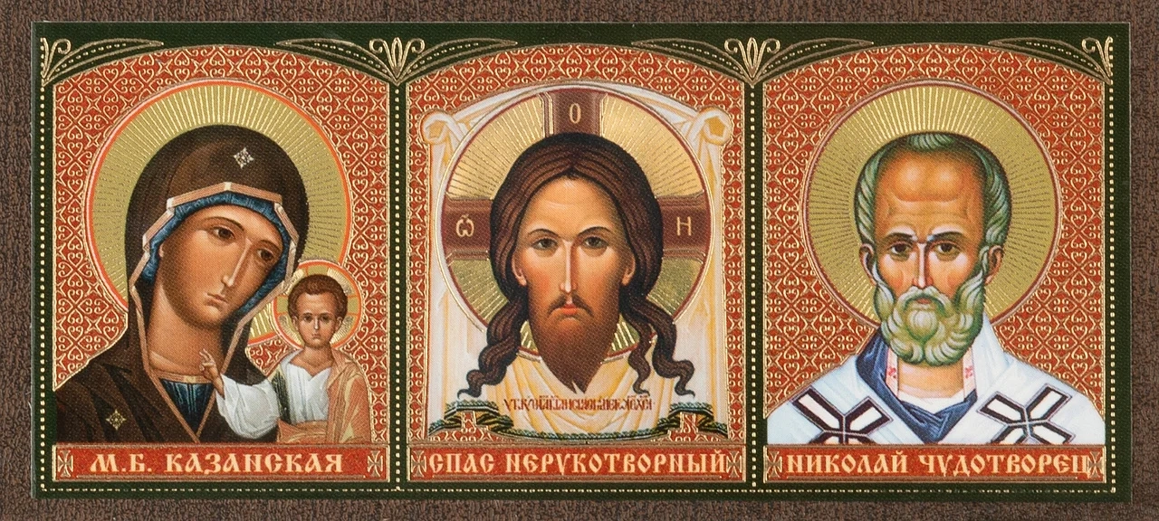 Автоикона "Казанская БМ, Спас Нерукотворный, Николай Чудотворец", красный, 4,5х10 на МДФ