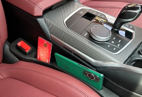 Заглушка между сиденьями автомобиля Заглушка между сиденьями автомобиля