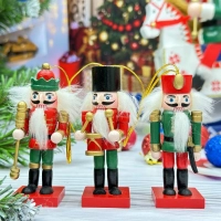 Набор деревянных елочных игрушек Щелкунчик - Королевская Стража 8 см, 3 шт, подвеска Набор деревянных елочных игрушек Щелкунчик - Королевская Стража 8 см, 3 шт, подвеска