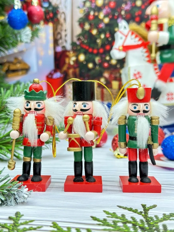 Набор деревянных елочных игрушек Щелкунчик - Королевская Стража 8 см, 3 шт, подвеска Набор деревянных елочных игрушек Щелкунчик - Королевская Стража 8 см, 3 шт, подвеска