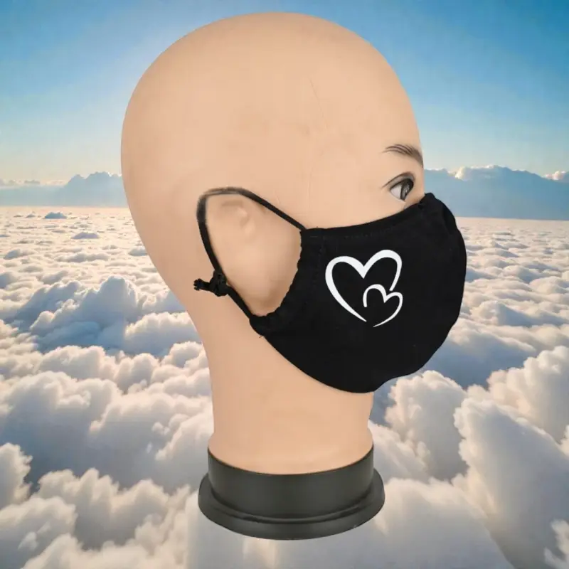 Маска многоразовая двухслойная лого сердечки (ткань,100% х/б) Маска многоразовая двухслойная лого сердечки (ткань,100% х/б)
