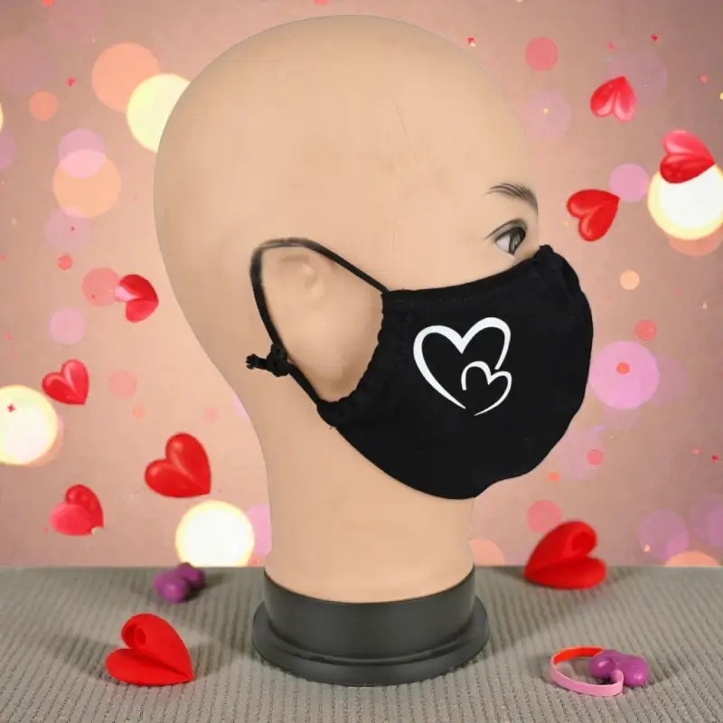 Маска многоразовая двухслойная лого сердечки (ткань,100% х/б) Маска многоразовая двухслойная лого сердечки (ткань,100% х/б)