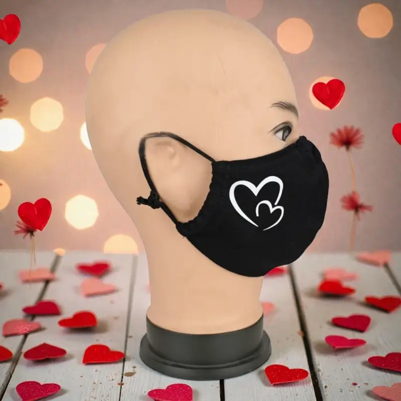 Маска многоразовая двухслойная лого сердечки (ткань,100% х/б) Маска многоразовая двухслойная лого сердечки (ткань,100% х/б)